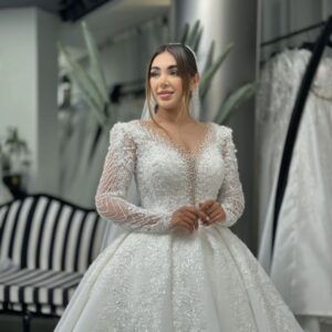 لباس عروس یقه هفت مدل آرتیمیس طراحی لاکچری و جواهردوزی‌شده